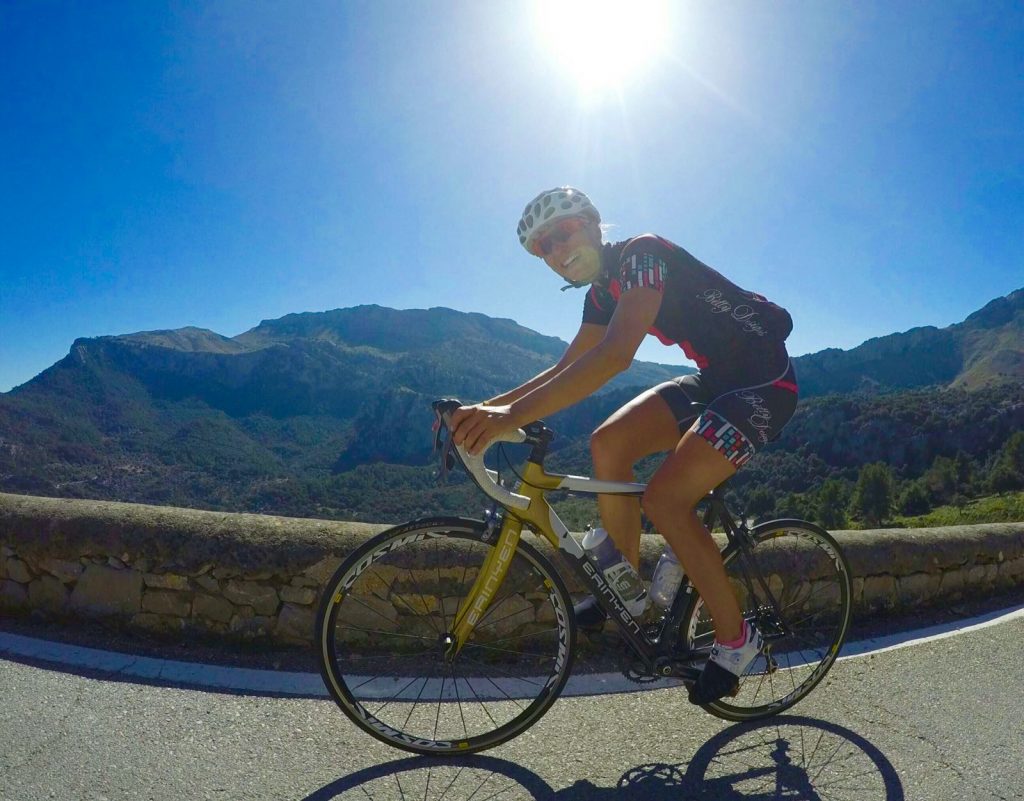 Die Sonne lacht und tritime women Botschafterin Luisa freut sich über die perfekten Radbedigungen auf Mallorca