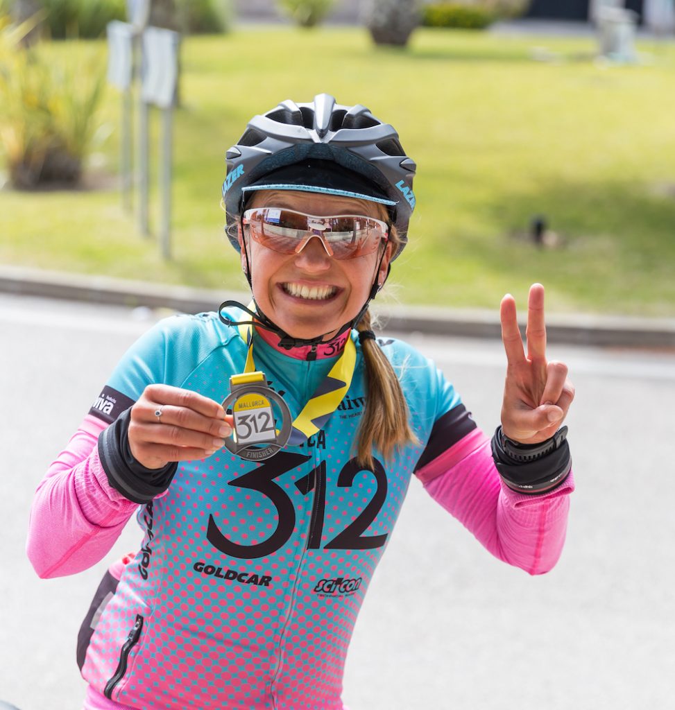 Anita happy im Ziel des Radrennens "Mallorca312"