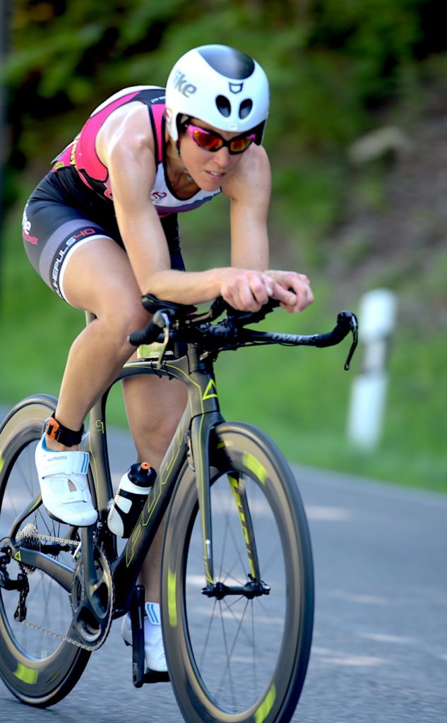 Sigrid Mutscheller auf ihrem Zeitfahrrad von Fuji