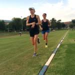 Anne Haug und Hanna Philippin beim Lauftraining auf der Bahn