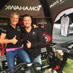 Triathletin Anja Beranek mit ihrem Sponsor Tomahawk