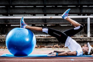 Triathletin Celia Kuch beim Rumpftraining