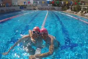 Schwimmtraining im Pool auf Mallorca