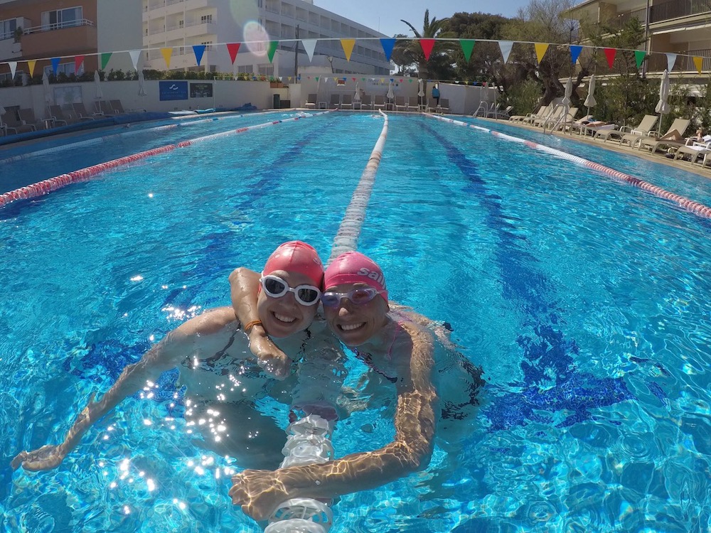 Schwimmtraining im Pool auf Mallorca