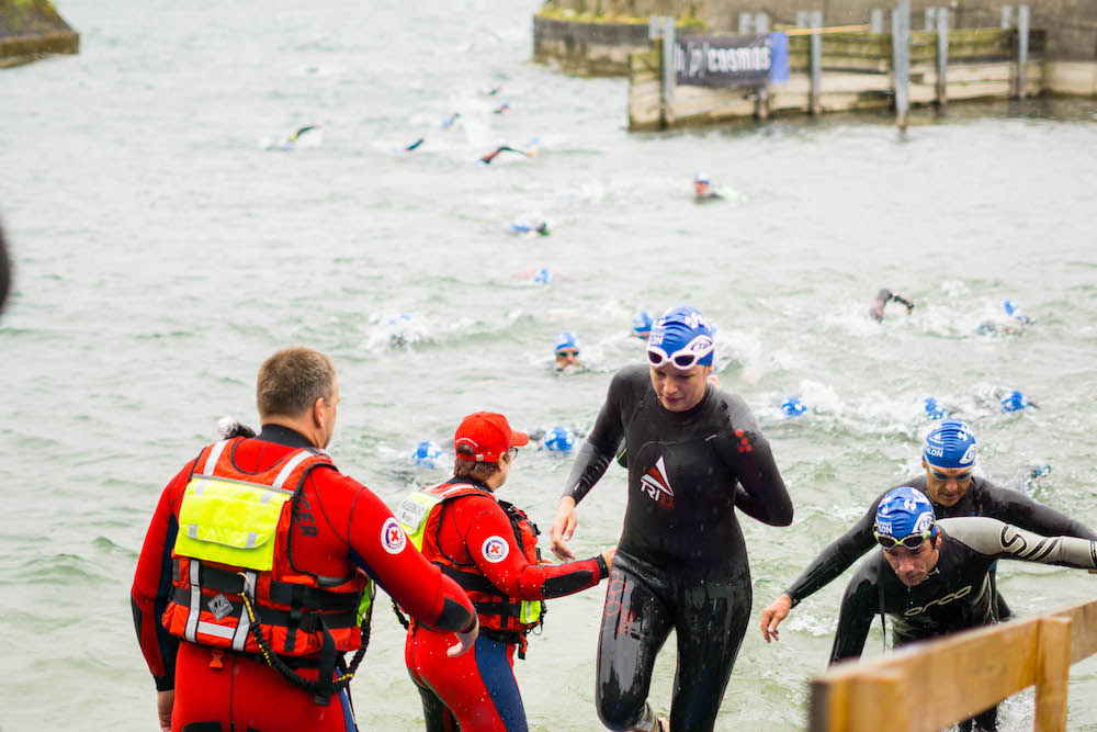 Judith Mess beim Schwimmausstieg am Chiemsee