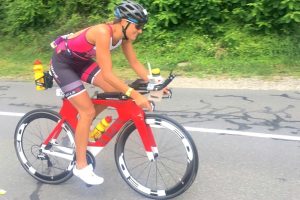Triathletin Luisa Keller auf ihrer Cervelo-Rennmaschine