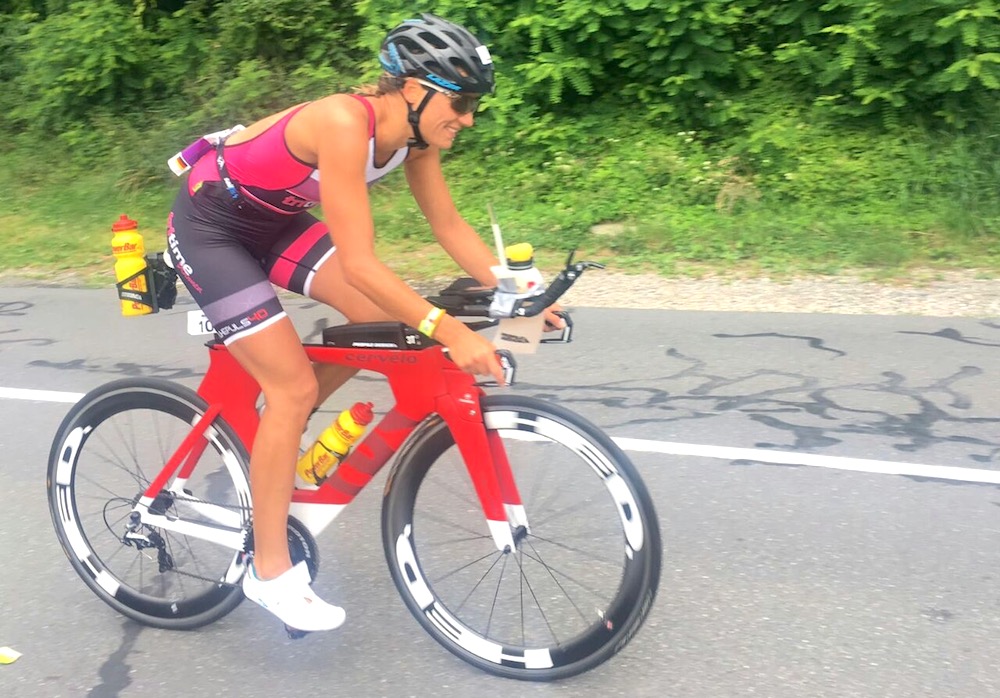 Triathletin Luisa Keller auf ihrer Cervelo-Rennmaschine
