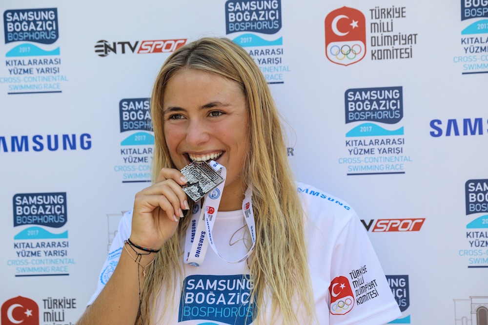 Nathalie Pohl wird zweite beim Bosporus-Schwimmen