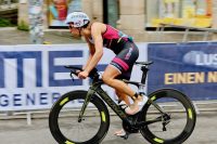 Sigi Mutschllere auf ihrer Triathlonzeitfahrmaschine Fuji Norcom-Straight 1.3