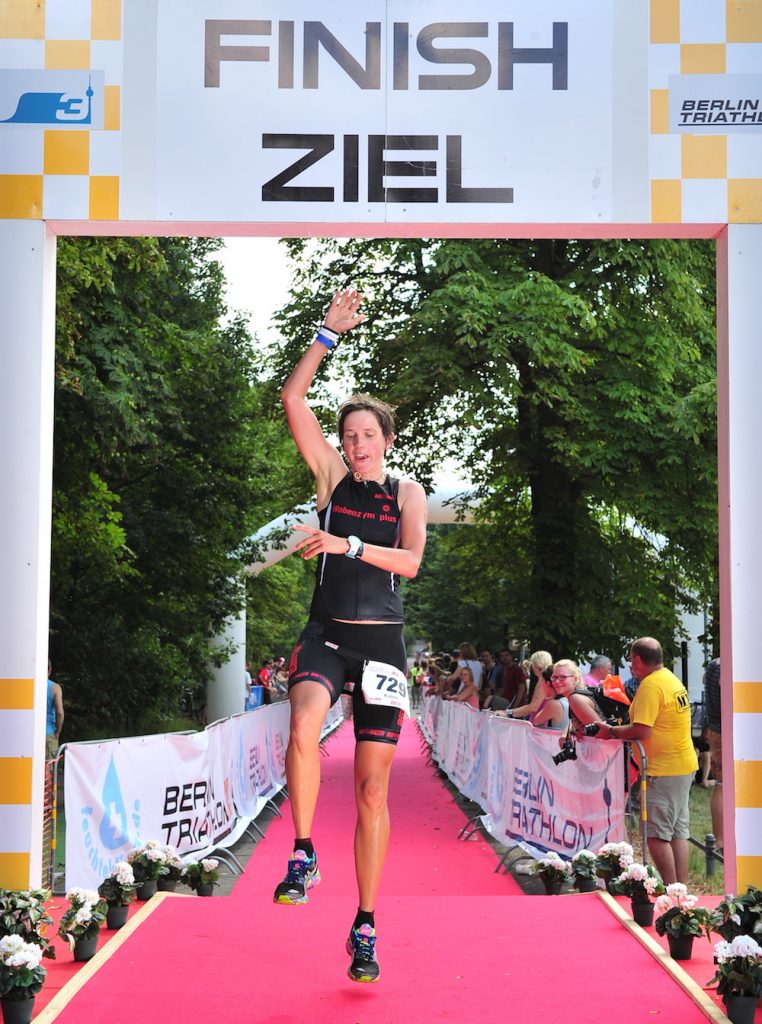 Finishline: Katrin beim Berlin Triathlon