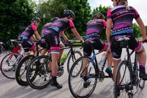 Radfahren mit den tritime women team-Mädels