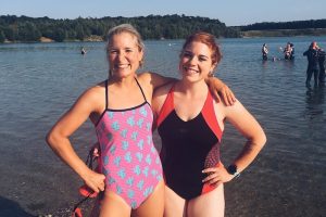 Freiwasserschwimmen am Lagener Waldsee mit Cahti und Laura – der Citytriathlon Frankfurt kann kommen