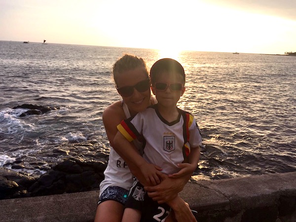 Daniela Sämmler mit ihrem Sohn in Kona 2016