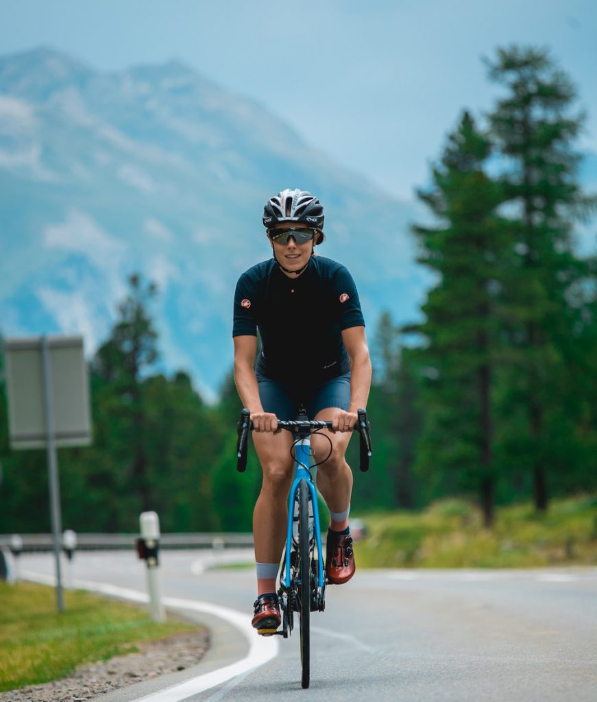 Julia Lange auf dem Rennrad in den Bergen