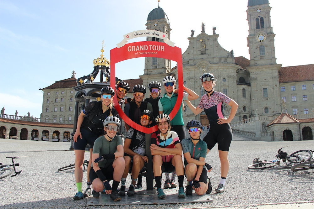 Gravel-Frauenpower vor dem Kloster in Einsiedeln