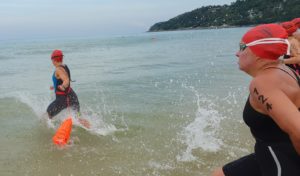 Zehn Kilometer schwimmen gegen Strömung und mit Quallen